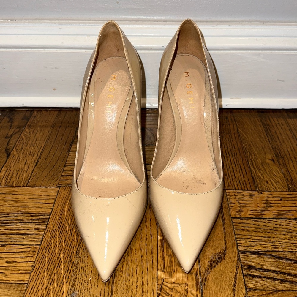 M GEMI BEIGE HEELS SIZE 7.5. BARLEY WORN